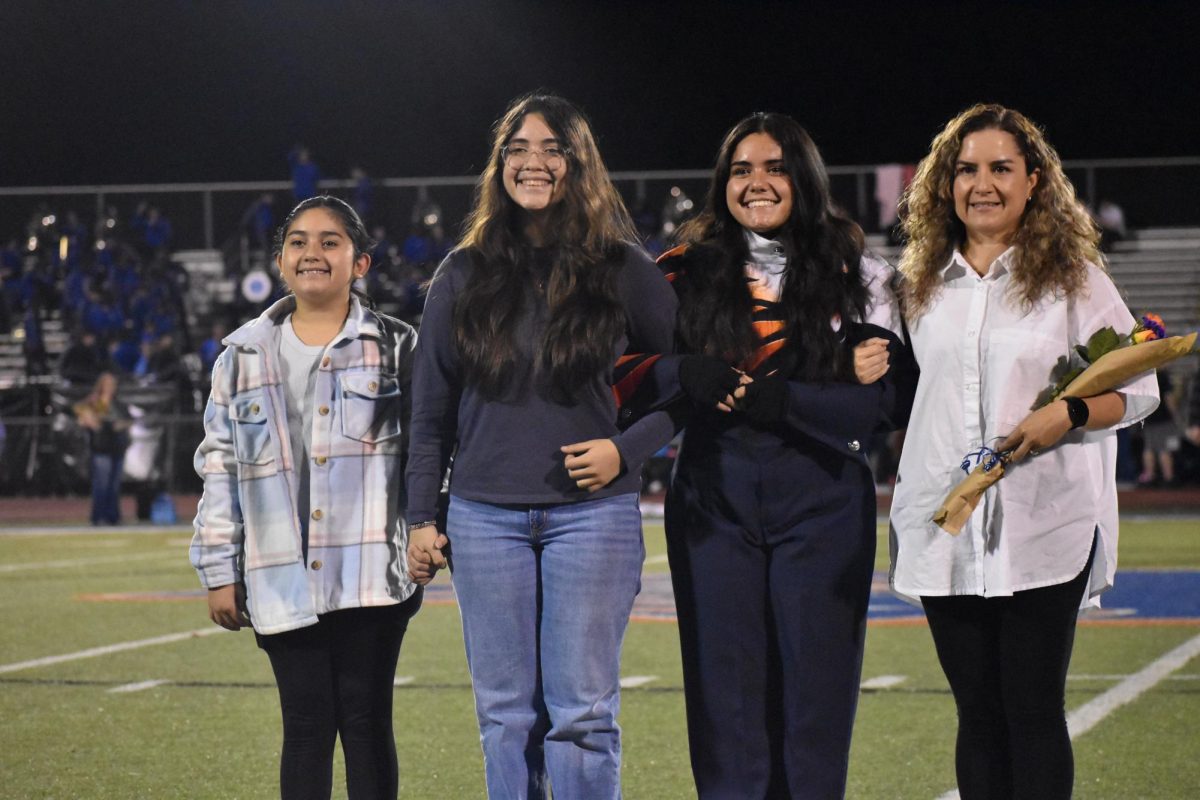 Senior Abigail Barron-Valle with family