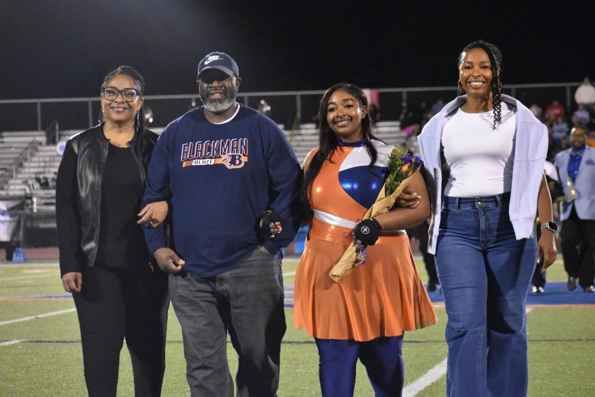 Senior Taryn ____ with family