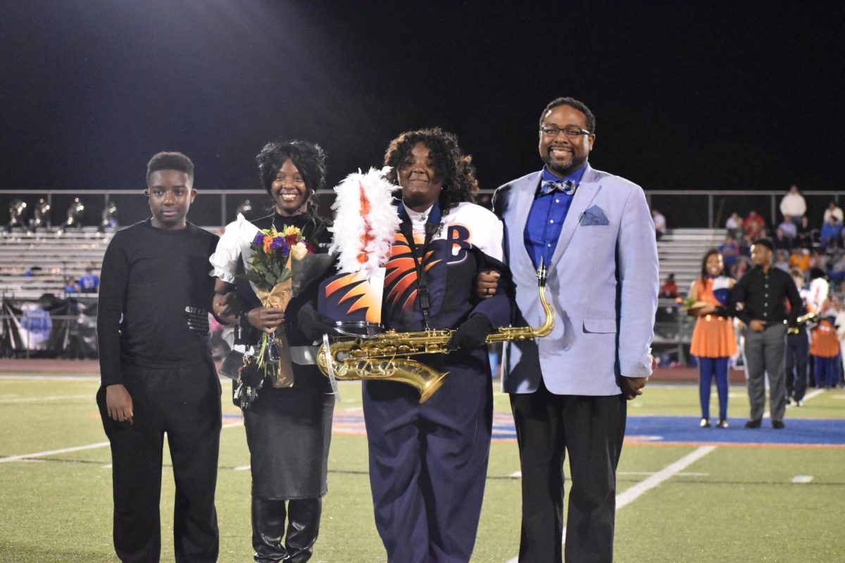 Senior Ymani Morrow with family 