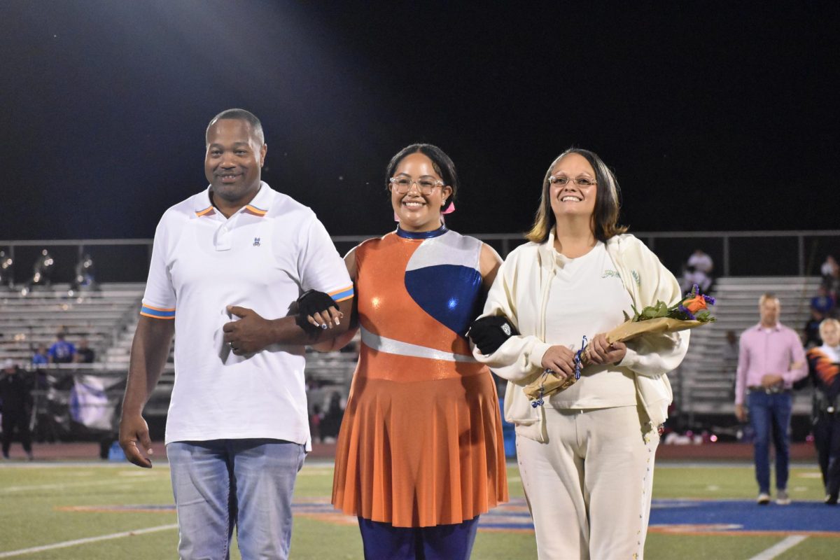 Senior Jada Sanders with family