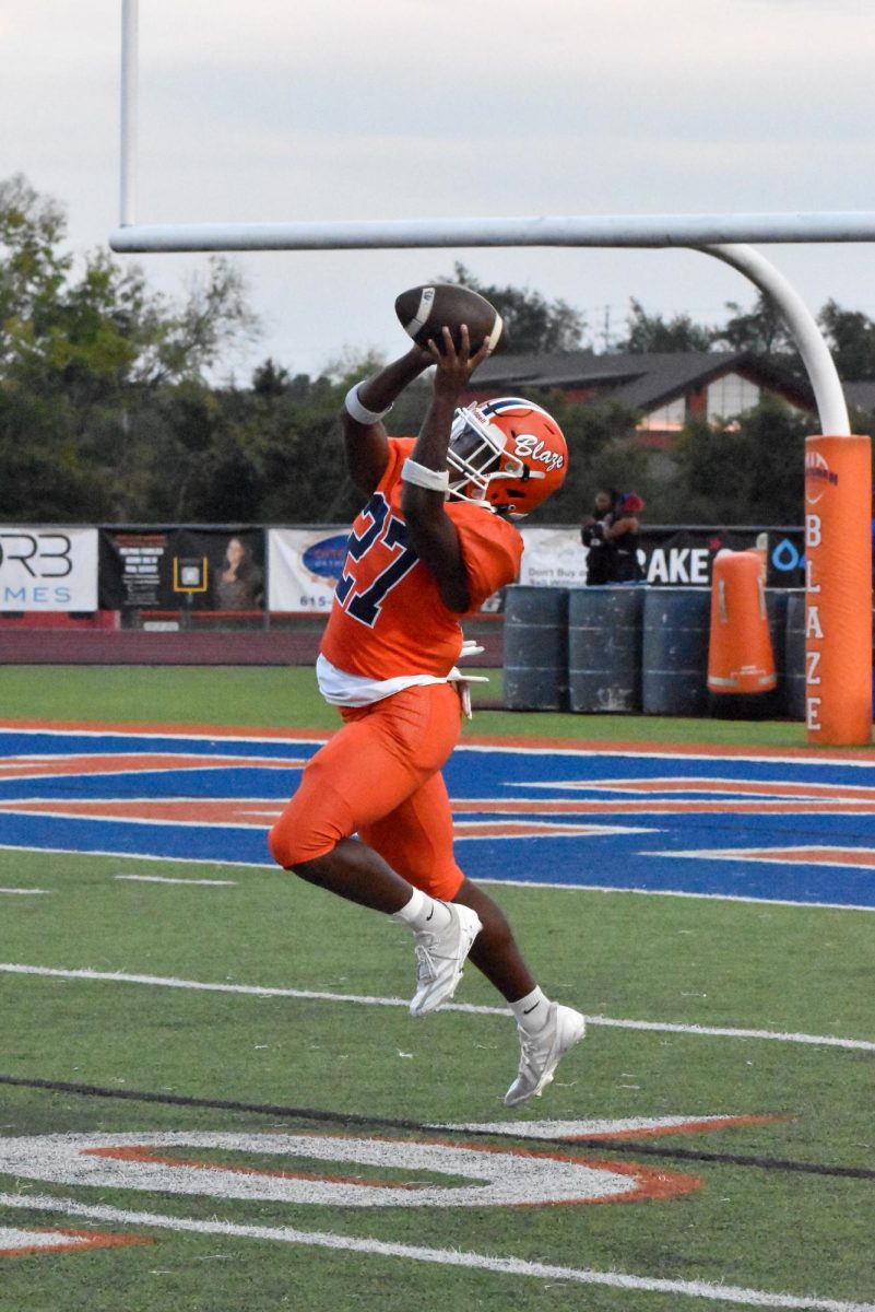 Jaylin Dowell warming up