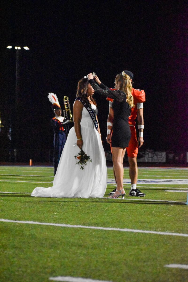 Savannah Hall crowning Aaliyah Avant 