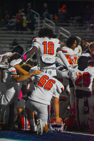 AD Davis praying for the team